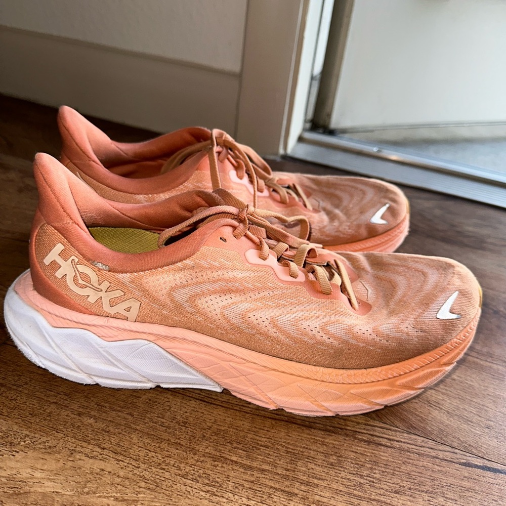 Hoka Womens One One Arahi Coral Size 9